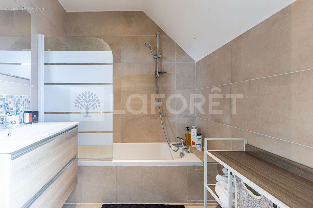 Agence immobiliere laforet - "dodonea" - annecy / seynod - appartement duplex t5 de 189,4m² au sol et 119m²  loi carrez - cave - - photo 9