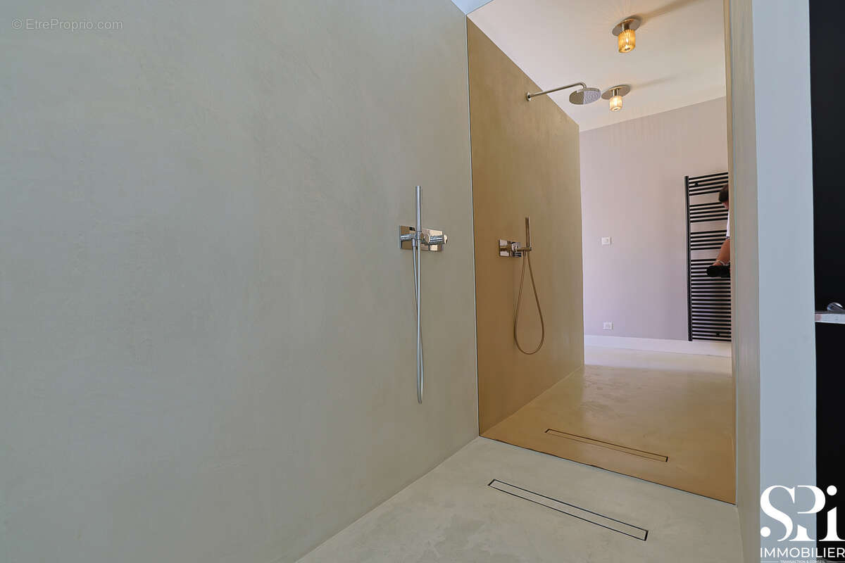 Hyeres vieille ville - loft atypique - t2 - à vendre    entièrement rénové - photo 8