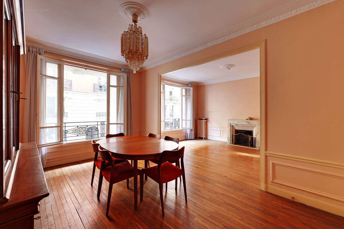 Appartement à PARIS-16E