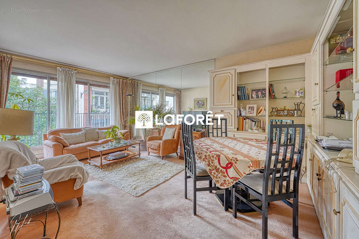 Appartement à PARIS-16E