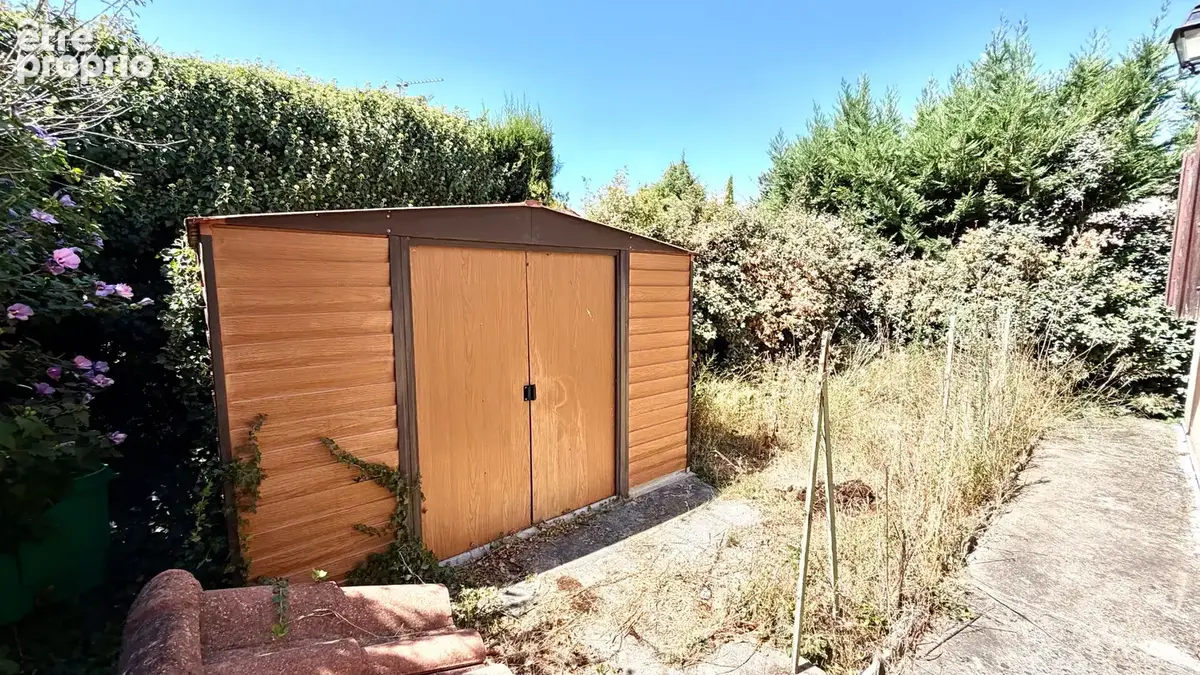Maison de plain pied sur 428 m² de jardin clos et arboré. - photo 15