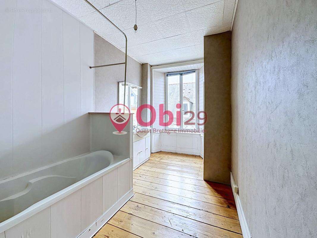 Appartement T4 de 100 m² – Centre-ville de Châteaulin - photo 4