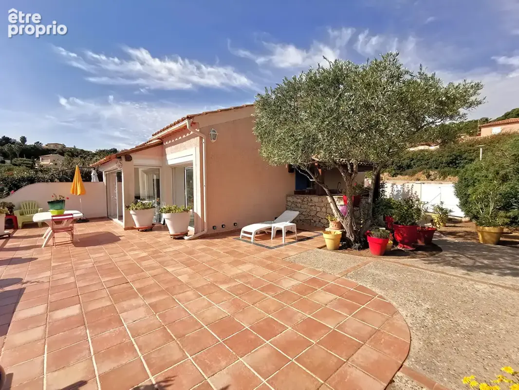 A vendre villa vue mer 4 pieces  2/3 chambres avec terrasse jardin et garage aux issambres - photo 2