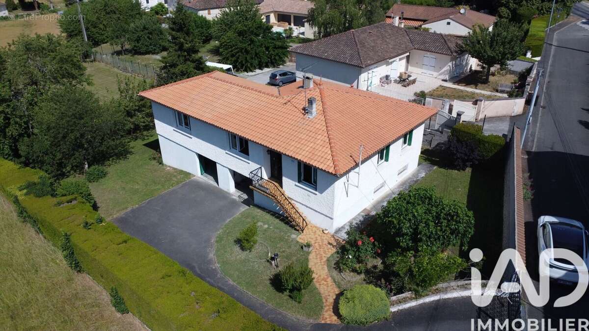 Photo 2 - Maison à LA COURONNE