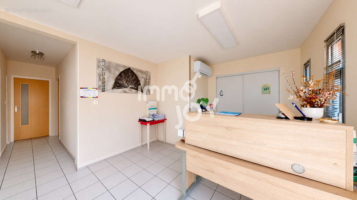 A vendre local d'activité + Appartement - photo 2