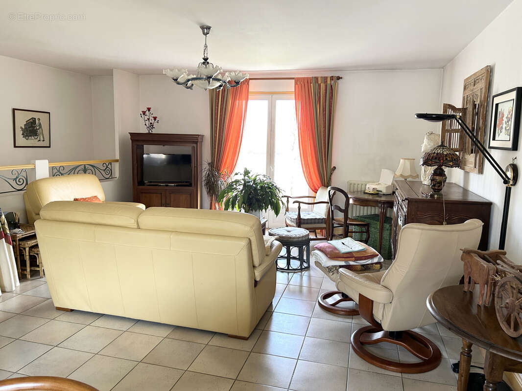 Maison à SAINT-PANTALEON-DE-LARCHE