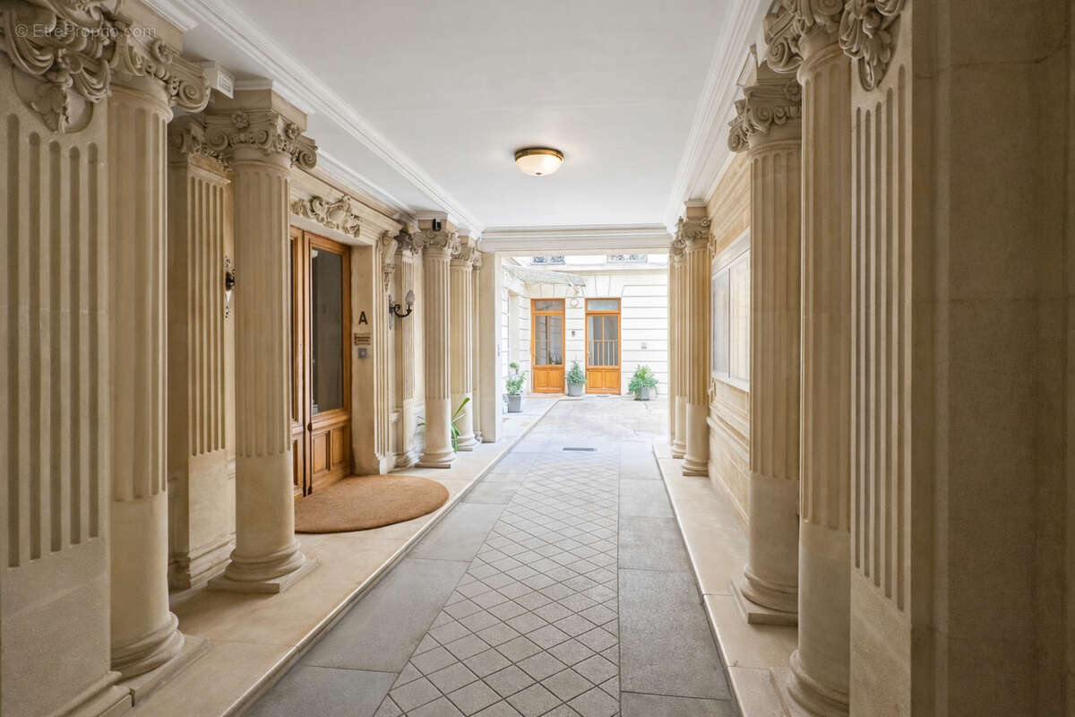 Appartement à PARIS-8E