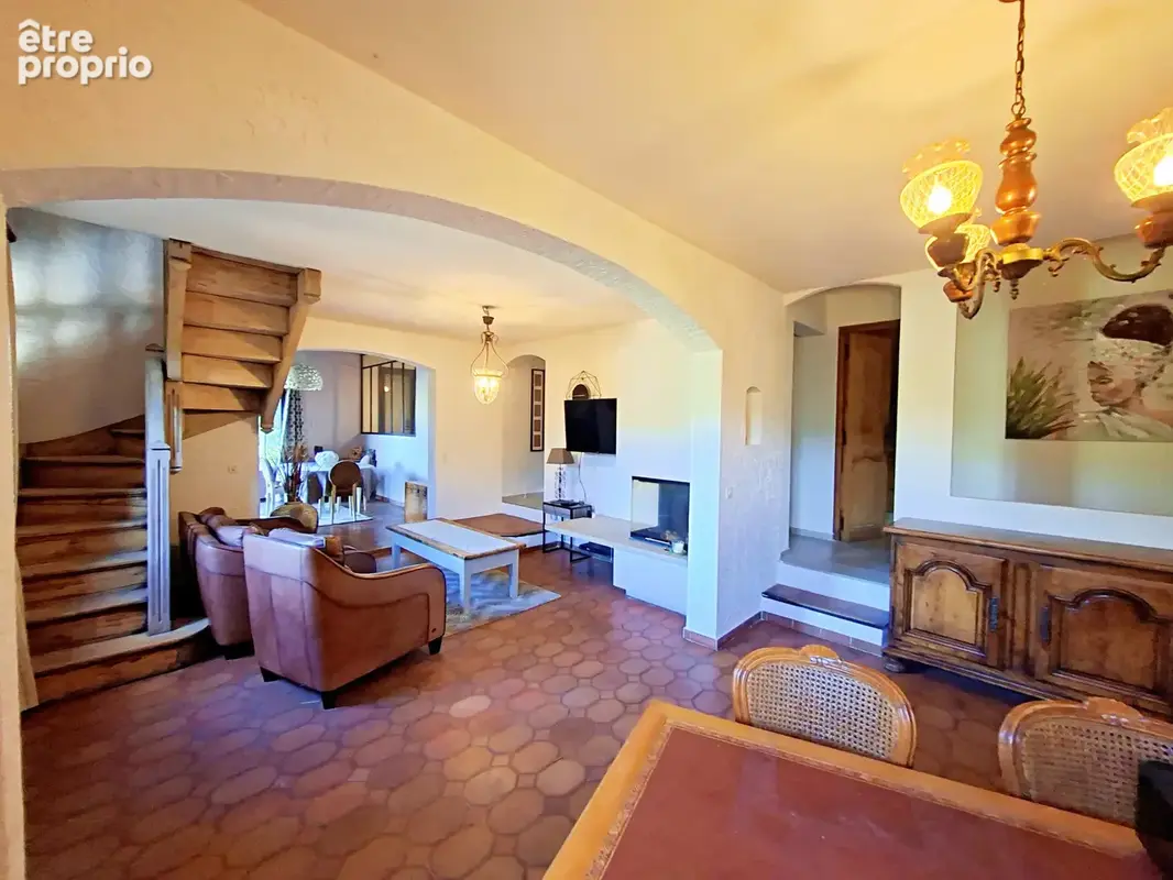 En vente à Solliès-Toucas : maison 6 pièces avec CABINET BARME - photo 2