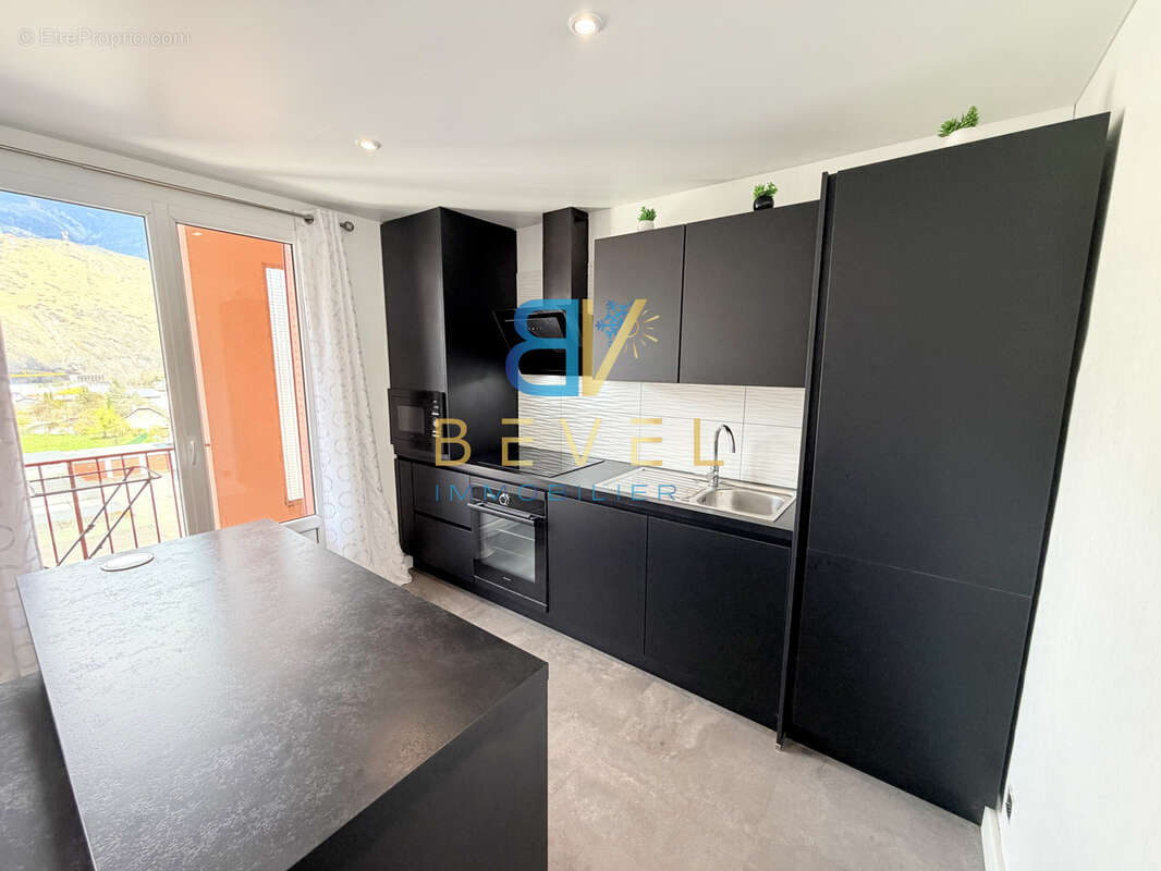 (73) saint-jean-de-maurienne - appartement rénové en 2021 - t3 - cave - balcons - place de parking - photo 6