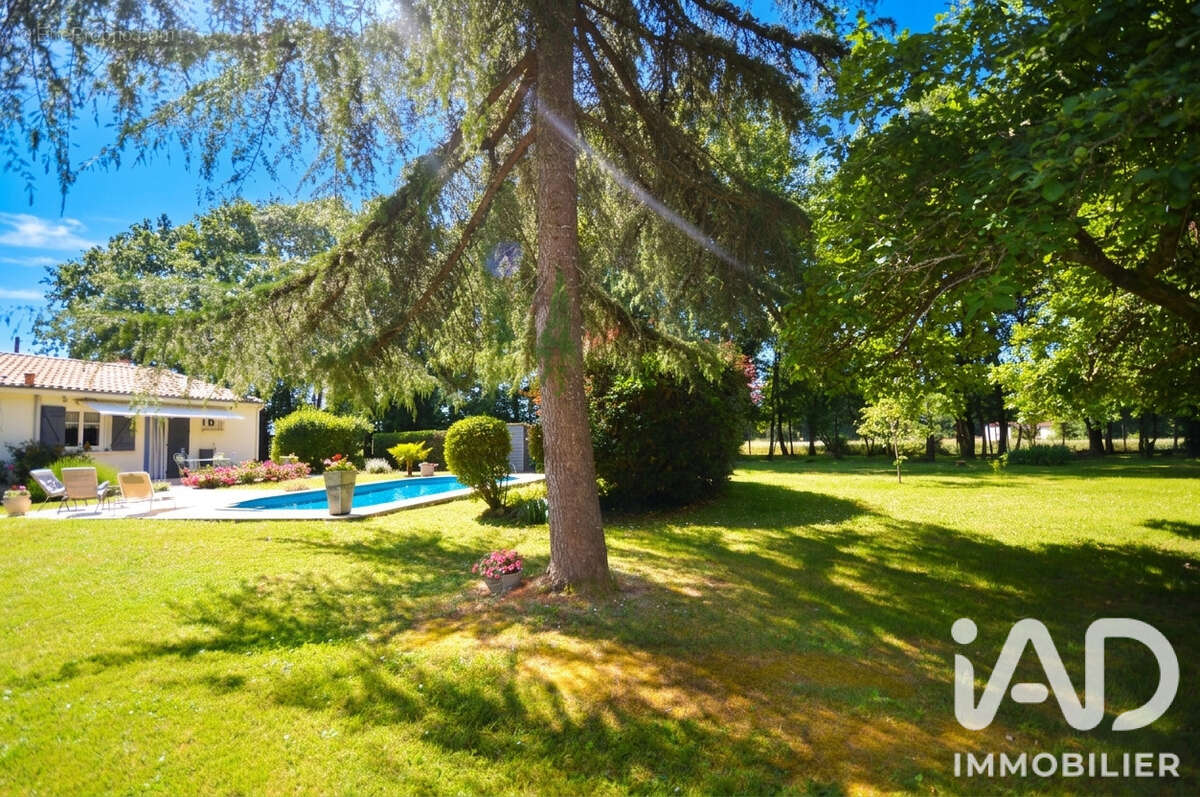 Maison 100 m² à Chermignac  - photo 6