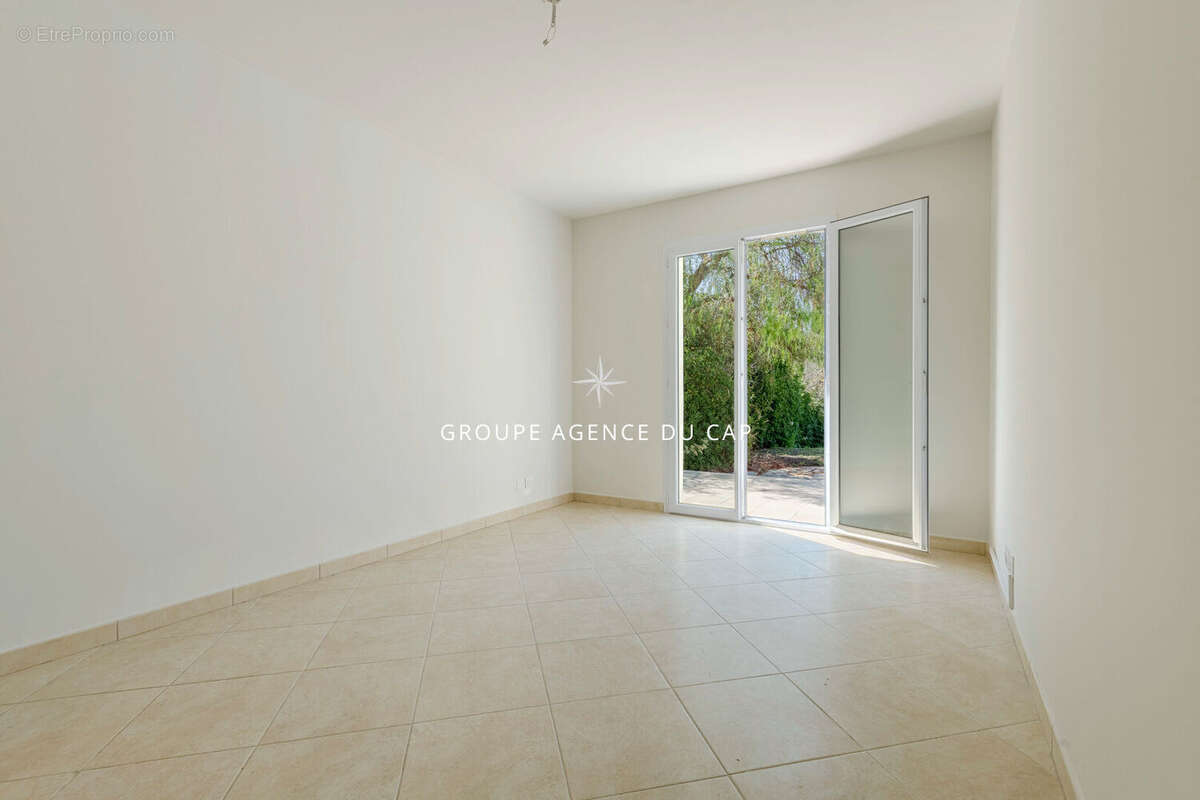 Villa de plain pied de type 6 pièces avec garage et piscine. - photo 16