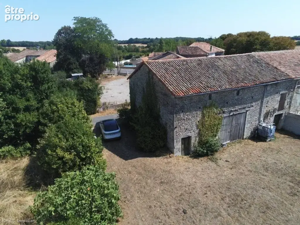 Grange A Rénover Avec Un Jardin Clos Sur 961m² Près de Ruffec - photo 4