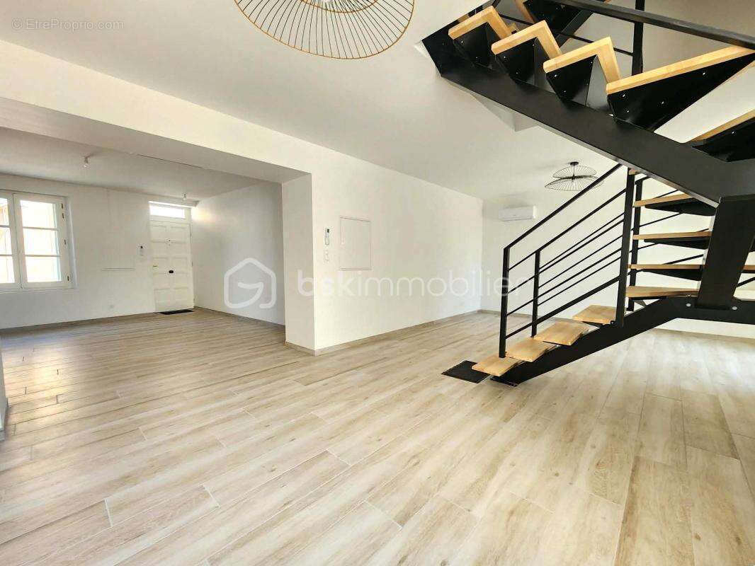 Maison de village T5 de 130 m² – Rénovation intégrale (DPE A) – Extérieur sans vis-à-vis et stationnements privatifs - photo 9