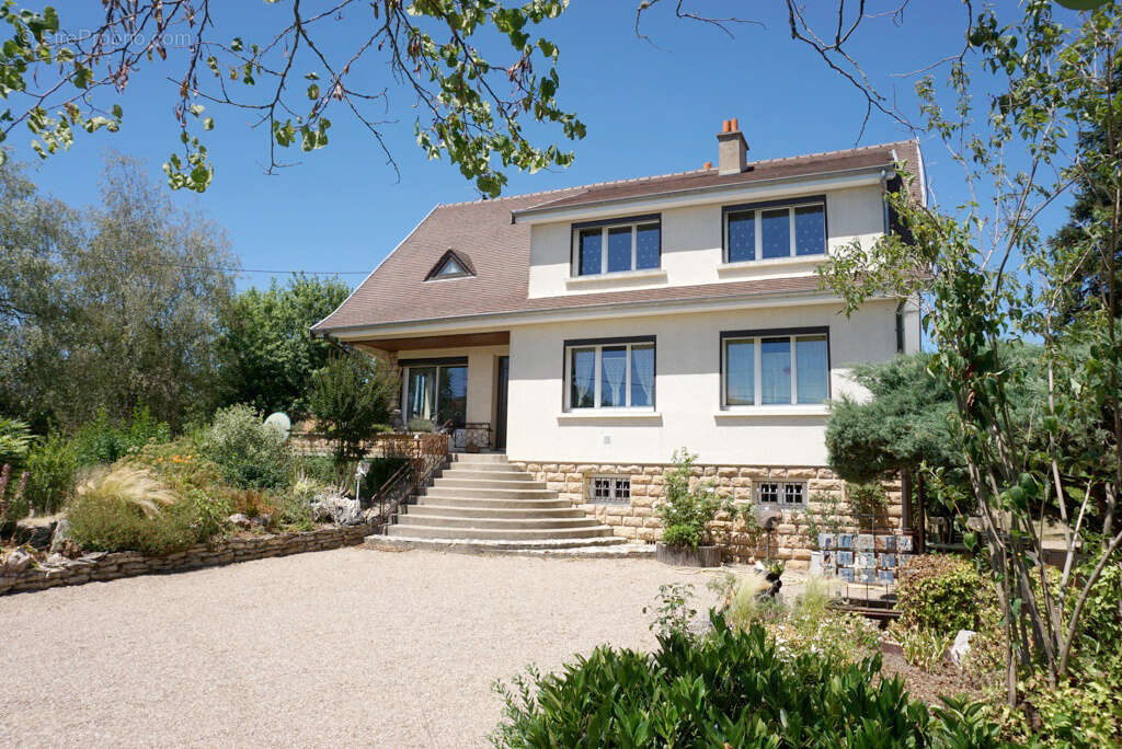 Belle maison familiale de 196 m2 avec dépendances et agréable terrain - photo 2