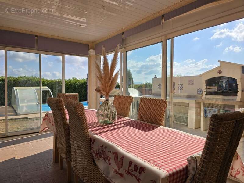 Villa familiale de plain-pied – 181 m² – 5 chambres – piscine – véranda – terrain de 916 m² - photo 2