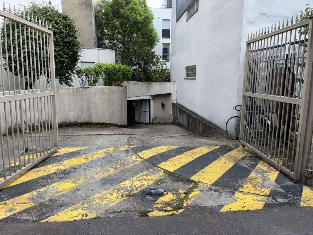 Parking à PARIS-18E