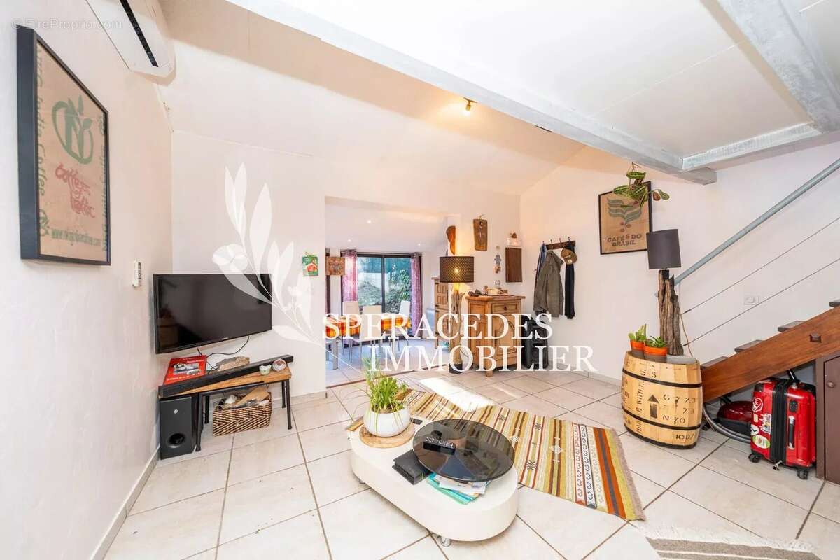 Maison à SAINT-CEZAIRE-SUR-SIAGNE