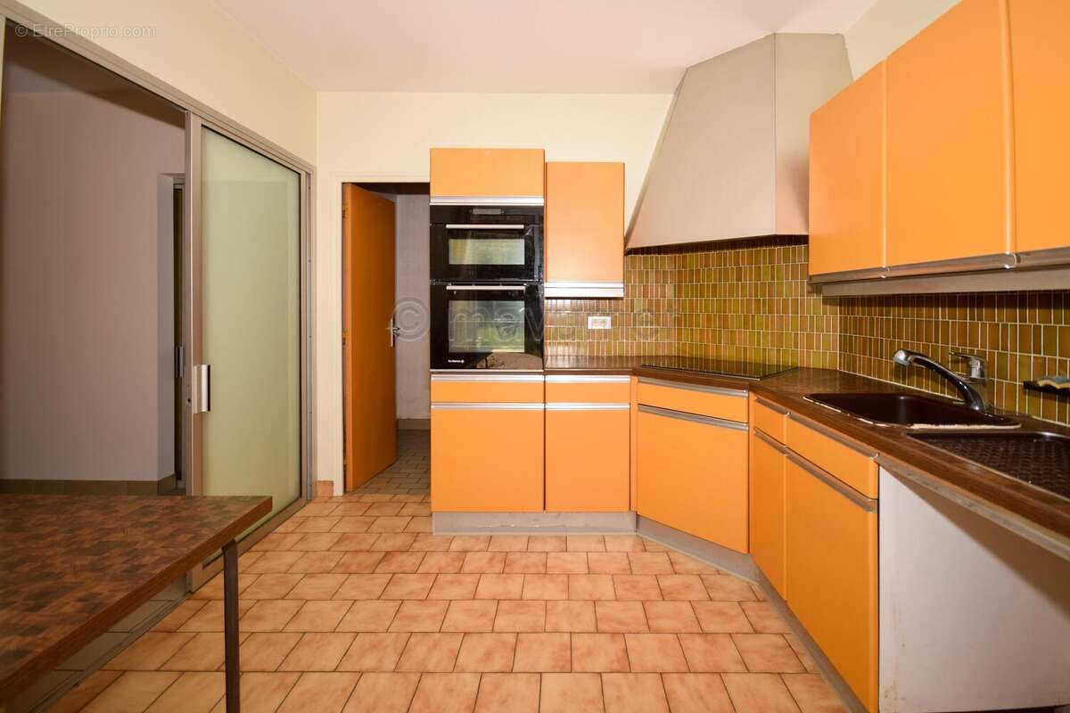 Maison T5 de 170m2  - 2 garages - 3000m2 de terrain - 83400 Cavaillon n°8 - Maison à CAVAILLON