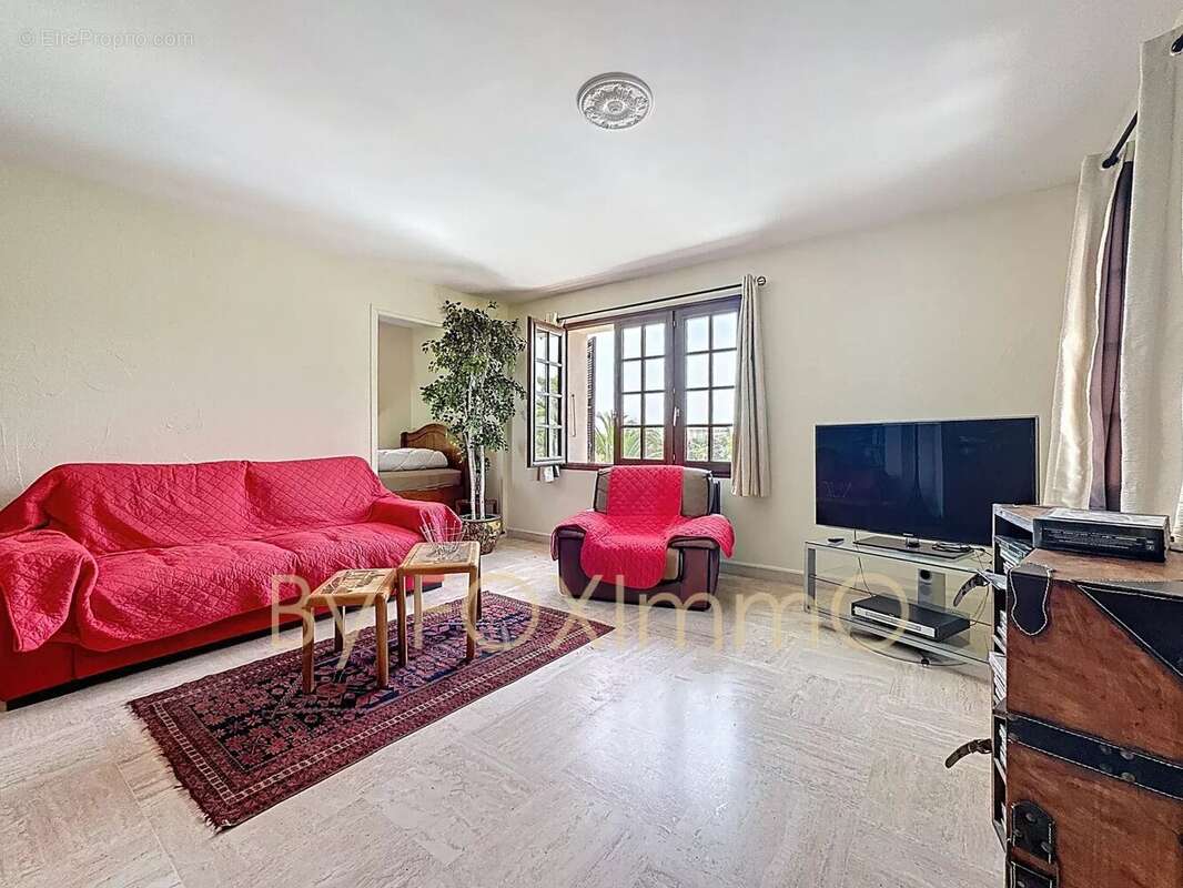 Antibes – Villa apercu mer, beaucoup charme avec potentiel,calme absolu, proche des commodités, jardin plat piscine. - photo 5