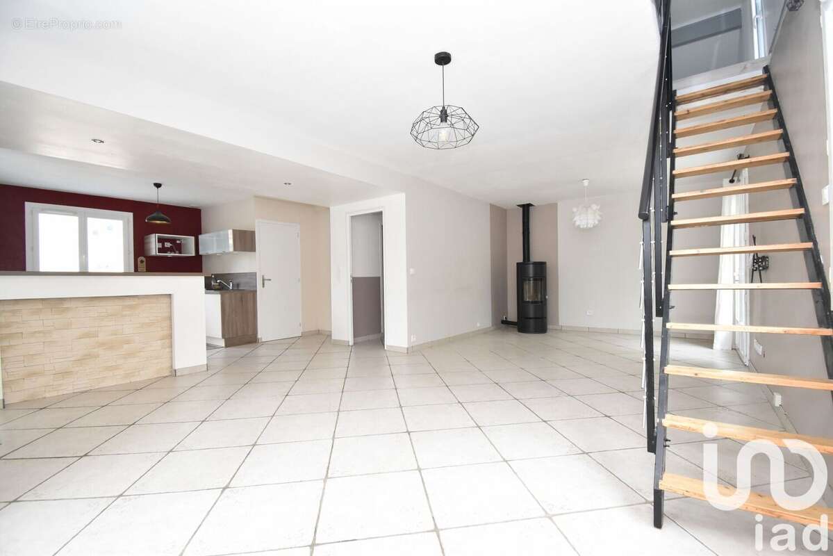 Photo 2 - Maison à PINS-JUSTARET