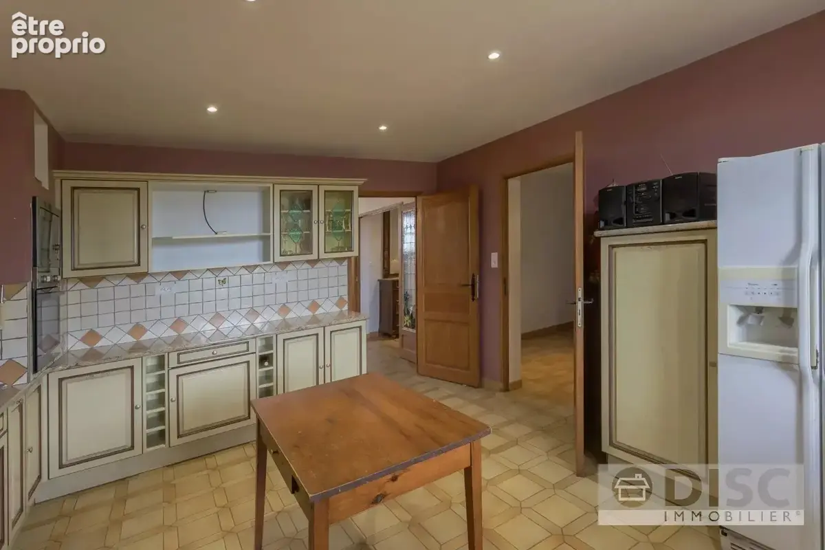 Vaste propriété de plus de 500 m² avec jardin clos et nombreuses possibilités. - photo 7