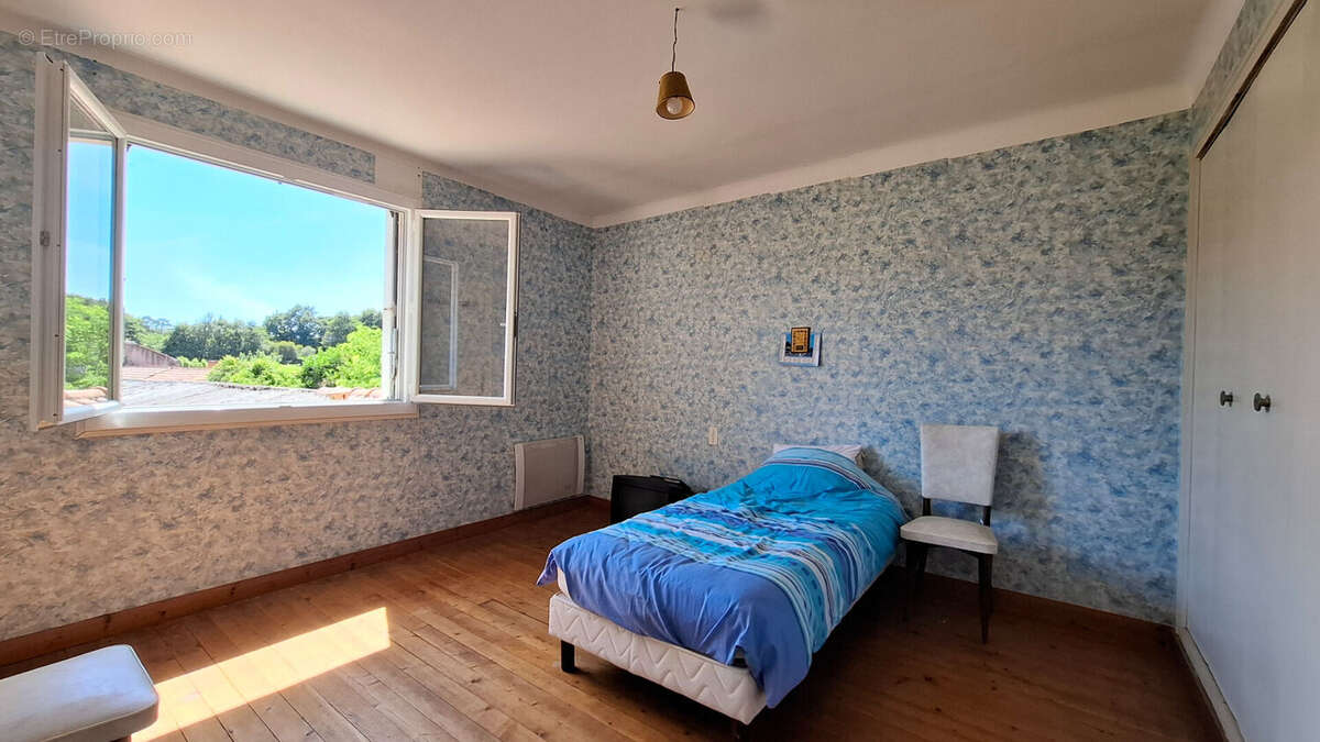 Grande maison familiale, 4 chambres, garage et dépendances. - photo 8