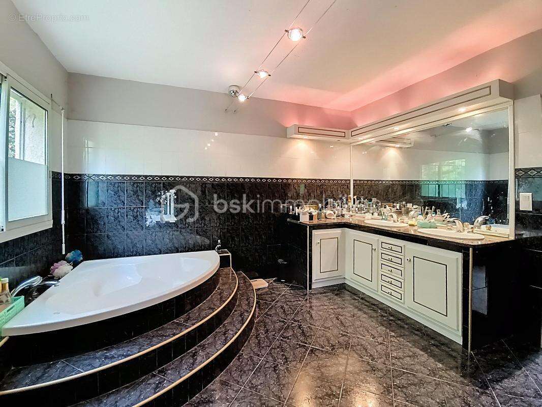 Grande maison familiale de 287 m² avec jardin, piscine et garage – Bédarieux - photo 15