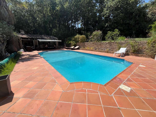 Quartier prisé, superbe et vaste villa avec piscine et pool house - photo 6