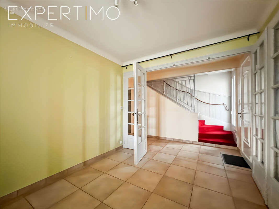 Maison à SAINTE-GENEVIEVE-DES-BOIS