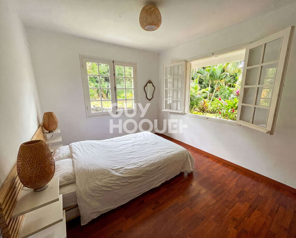 VILLA T6 de 238m² sur terrain de 2896 m² - BDN STE CLOTILDE - photo 3