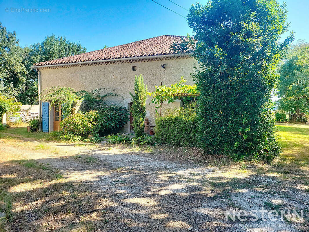 A Vendre Maison en pierre rénovée de cinq pièces sur propriété de plus de 2.4 hectares - photo 16