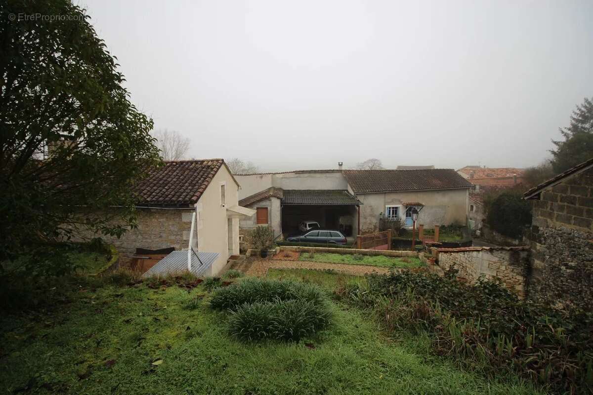 Maison à VILLEBOIS-LAVALETTE