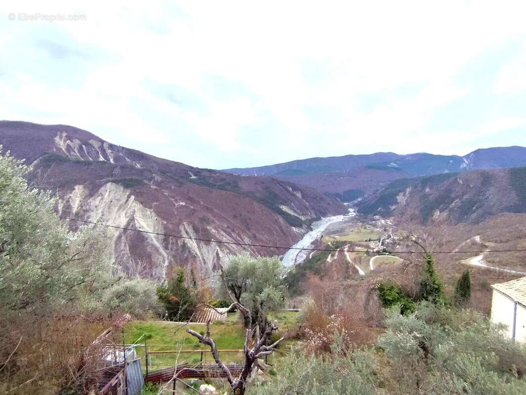 Appartement à CASTELLET-LES-SAUSSES