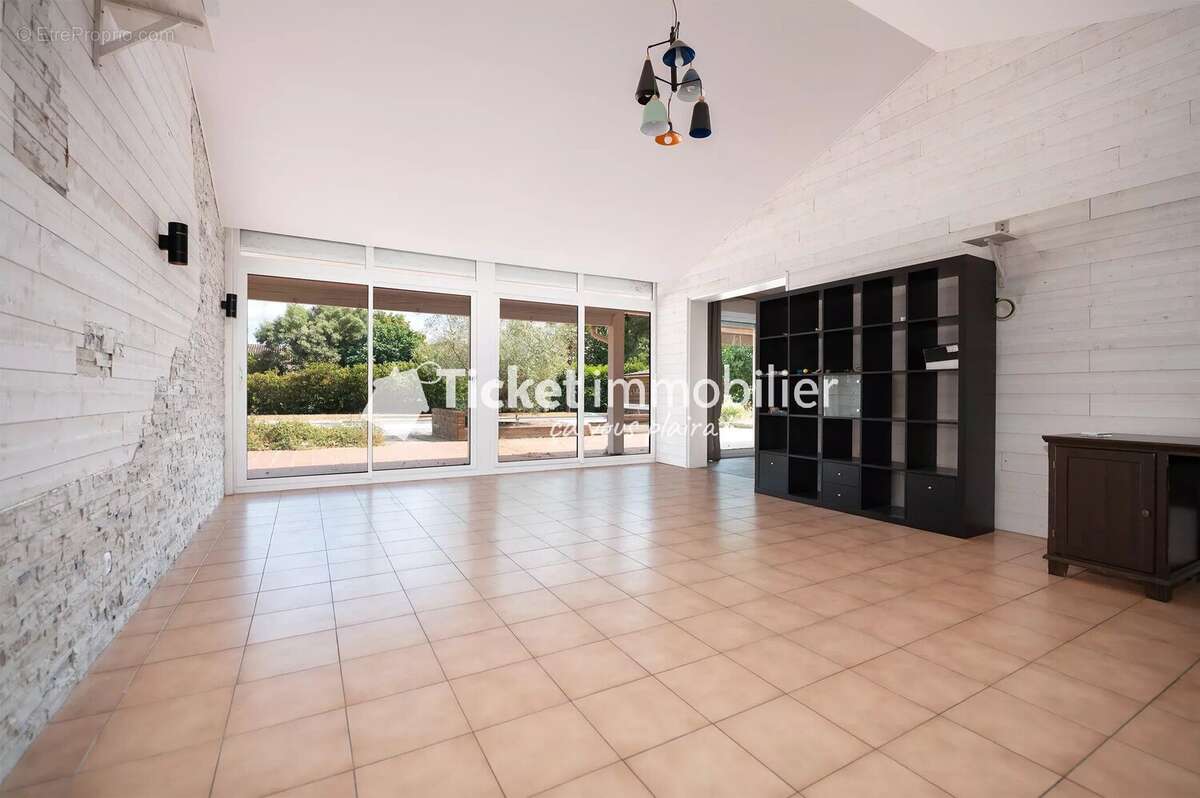Maison t5 de 160m2, annexe t3 de 60m2, terrain de 3533m2, piscine au sel, climatisation etc ... - photo 5