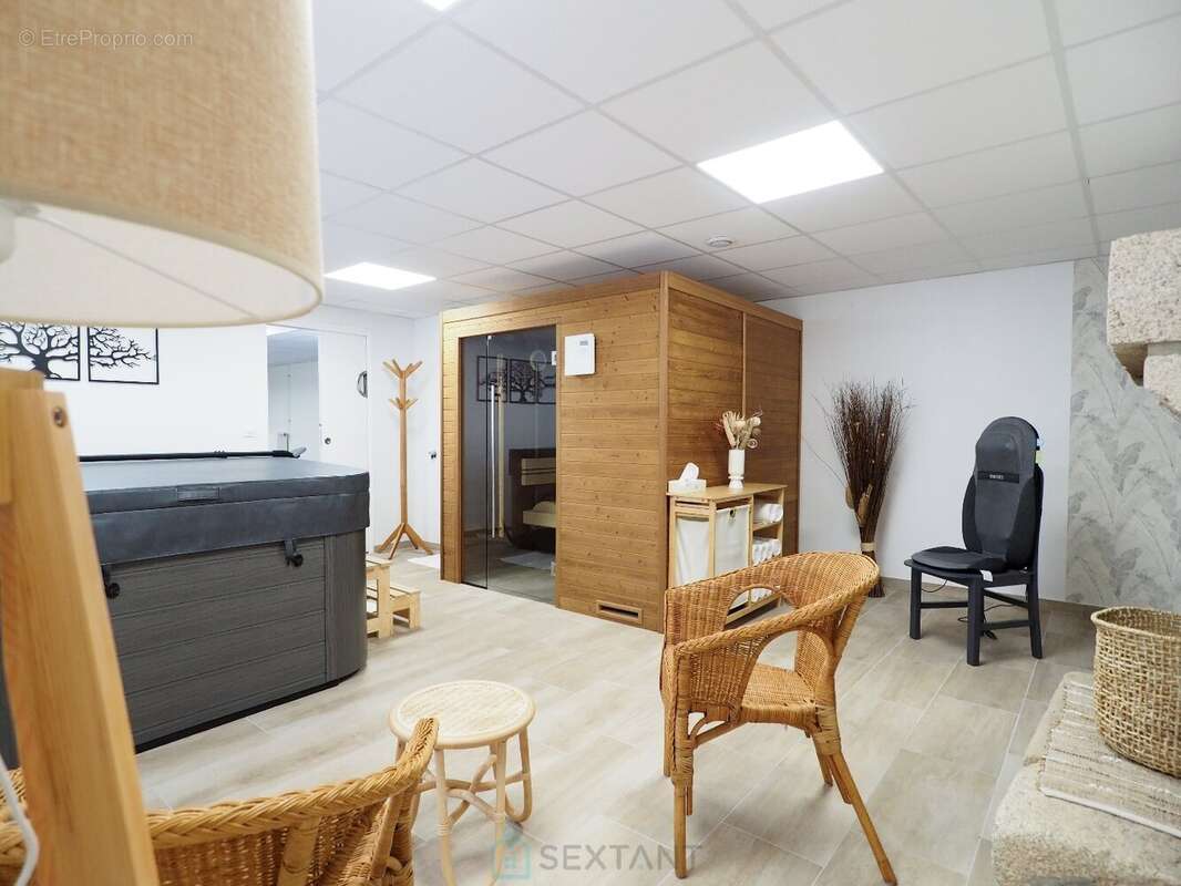 Un cadre atypique, une bâtisse en pierres récemment rénovée et équipée à neuf : Chambres d'hôtes, salle sports - fitness, espace - photo 6