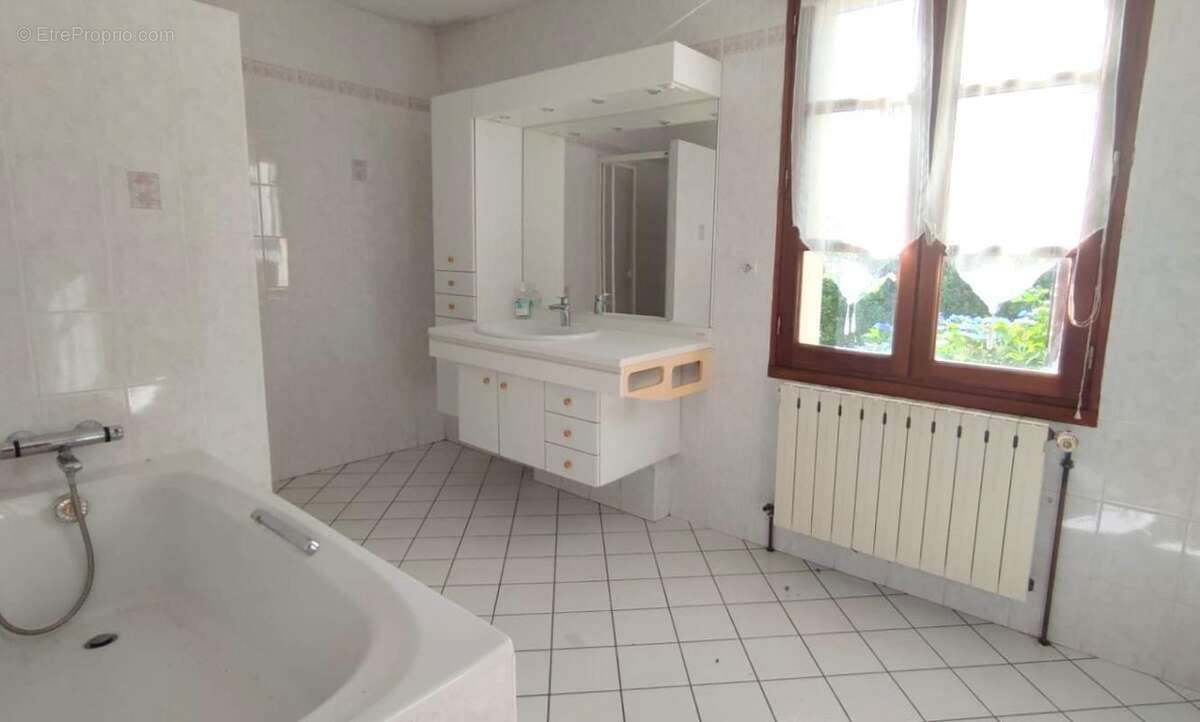 Belle maison familiale avec terrain attenant dans Nord Cantal - photo 8