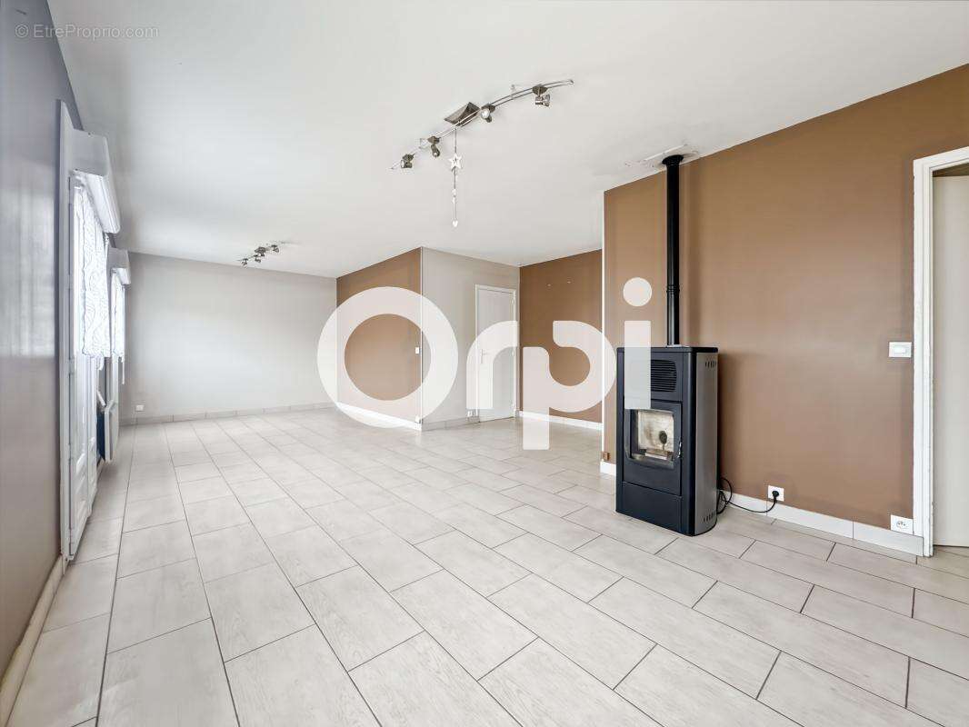 Pavillon individuel de plain pied avec 4 chambres, jardin sous-sol complet avec partie garage à Petite-Synthe (59640) - photo 3