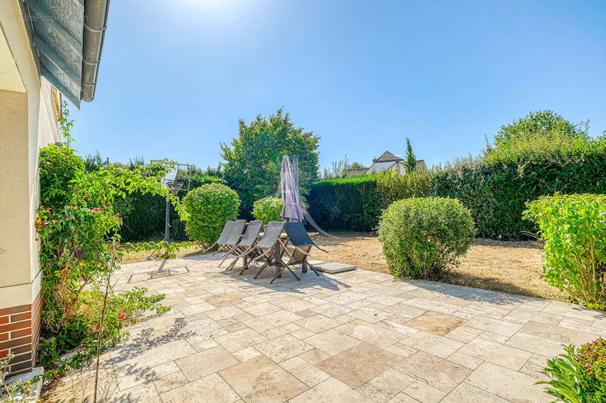 Bailly-Romainvilliers :  Maison familiale de 160 m², terrain 887 m², vue lac - photo 3