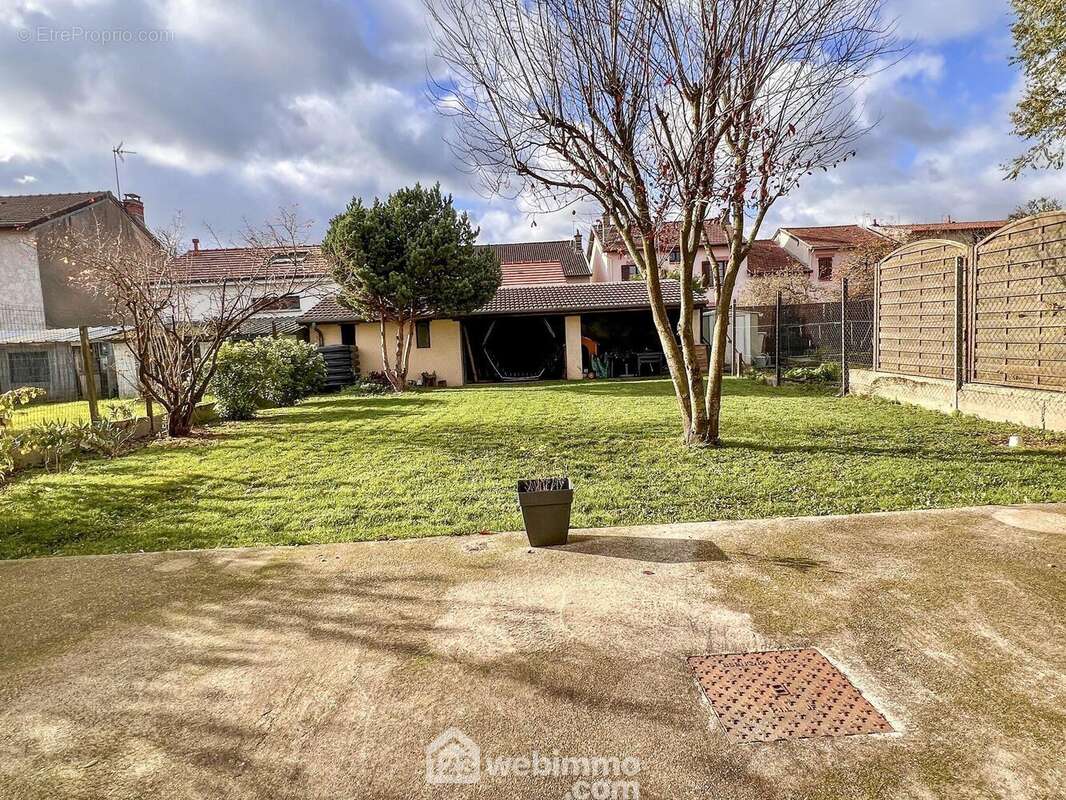 Avec terrasse, jardin et appentis construit en limite de propriété - Maison à VERDUN