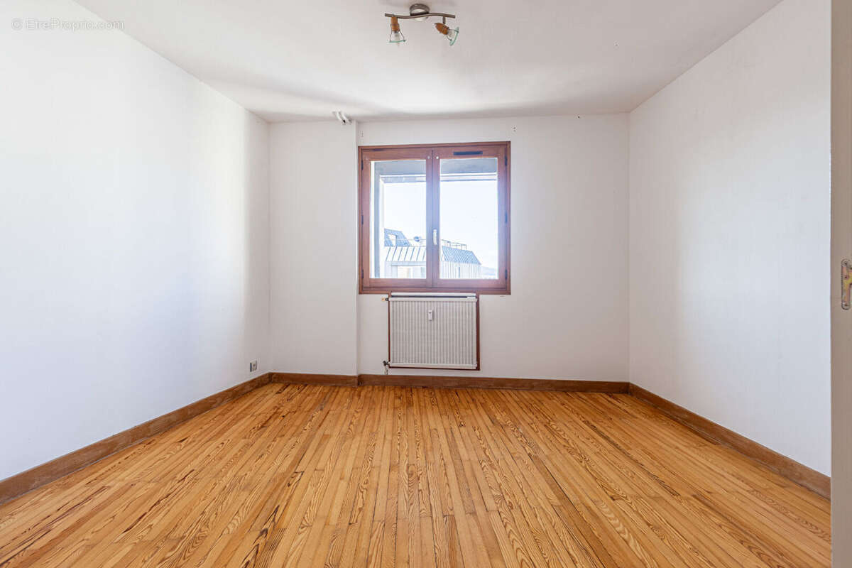 Agence immobiliere laforet - exclusivite - "duranta" - annecy - appartement t3 de 59.24 m² - cave - grenier - renovation energet - photo 8