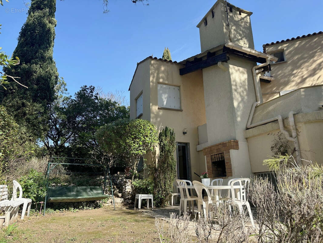 Maison à SAINT-CLEMENT-DE-RIVIERE