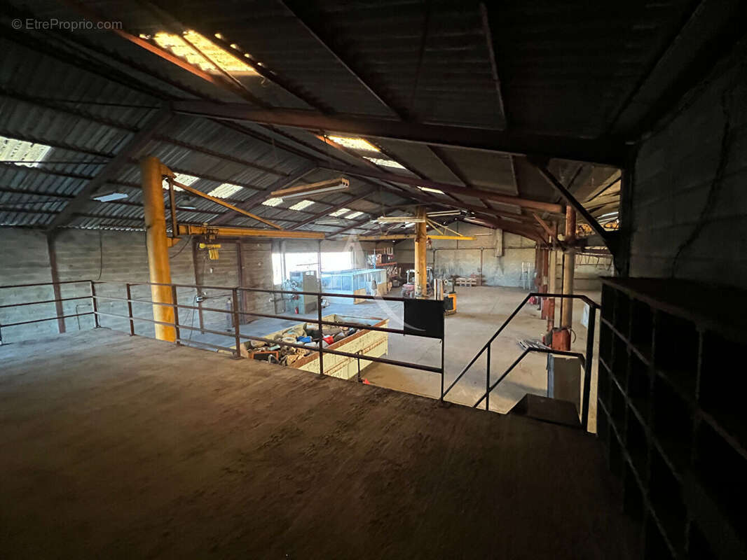 Vouille - entrepôt - local industriel - 810m² - photo 2