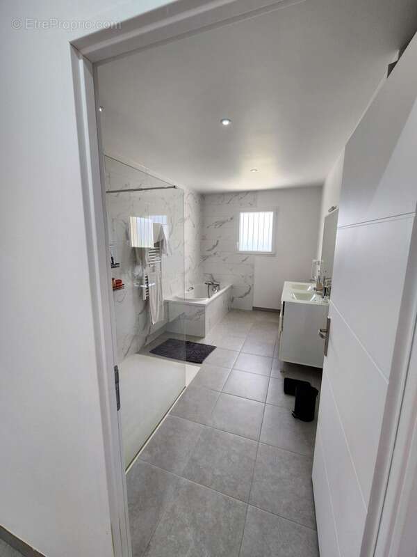 Maison à SAINT-JEAN-D'ANGELY