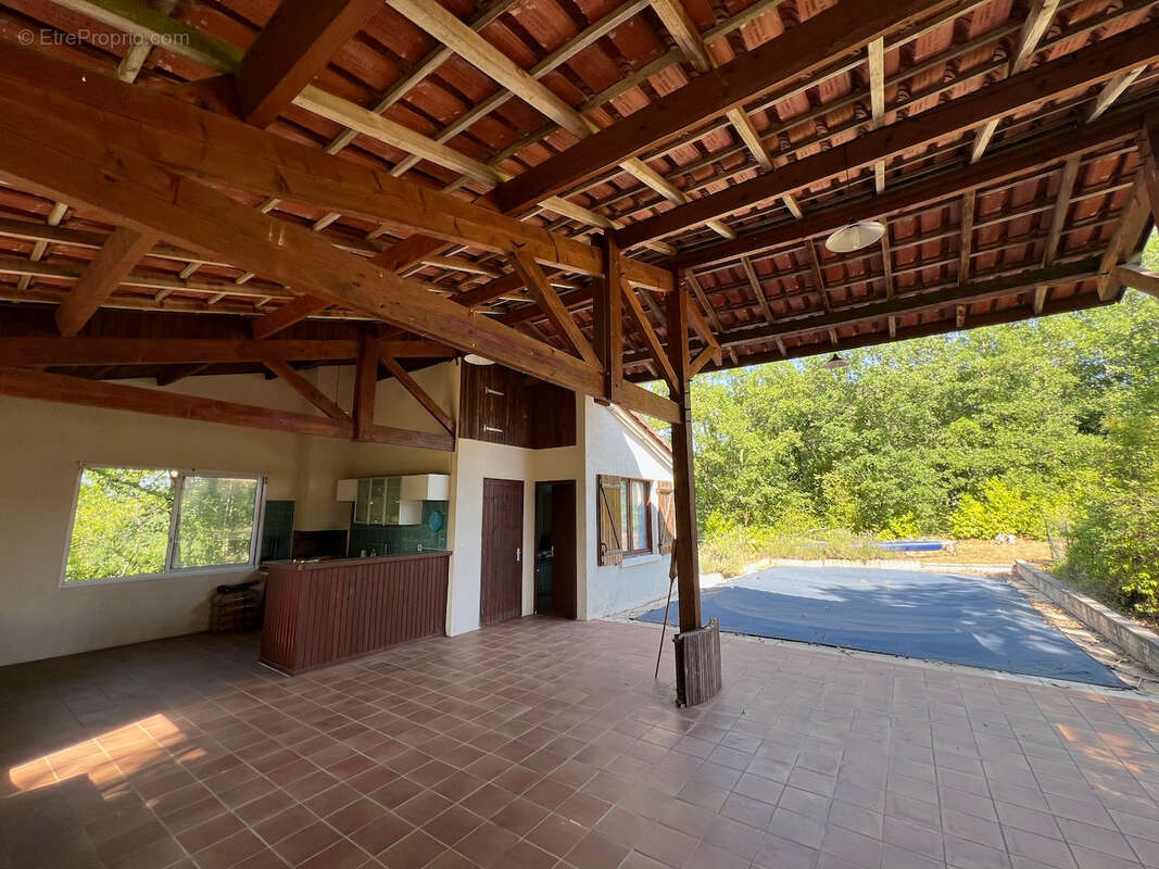 À quelques minutes du centre de Laroque-Timbaut, venez découvrir cet ensemble immobilier  d'environ 150 m² avec gîte et piscine, - photo 13