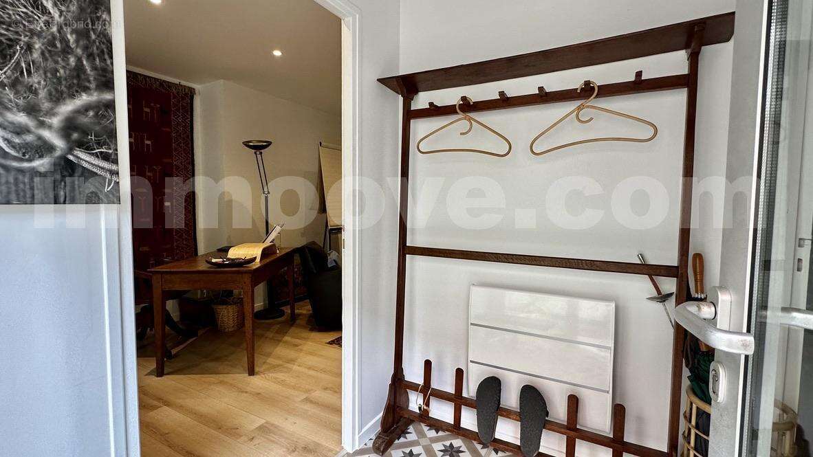 7BE481E5-75C1-4C9B-BAE4-4550E04AE7C3_1_105_c - Commerce à CHARENTON-LE-PONT