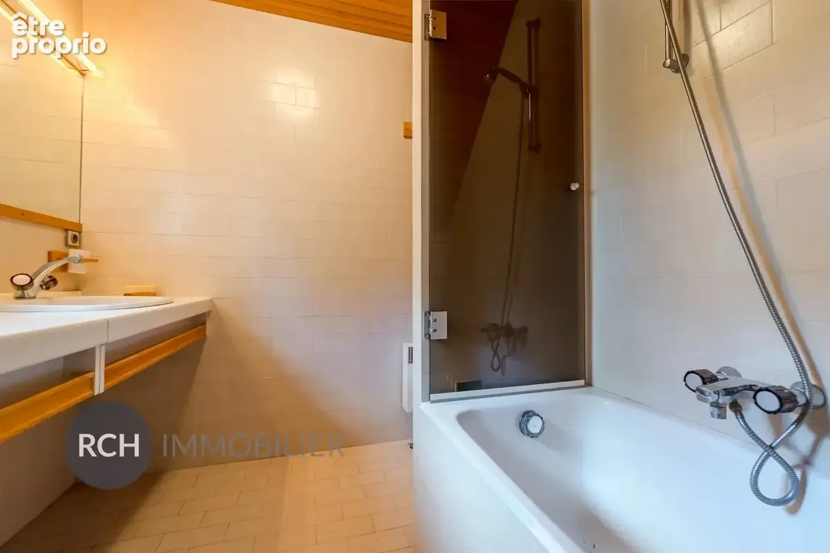 Proche Montfort-l'Amaury - Maison d'architecte baignée de lumière avec piscine chauffée et terrain arboré - photo 14
