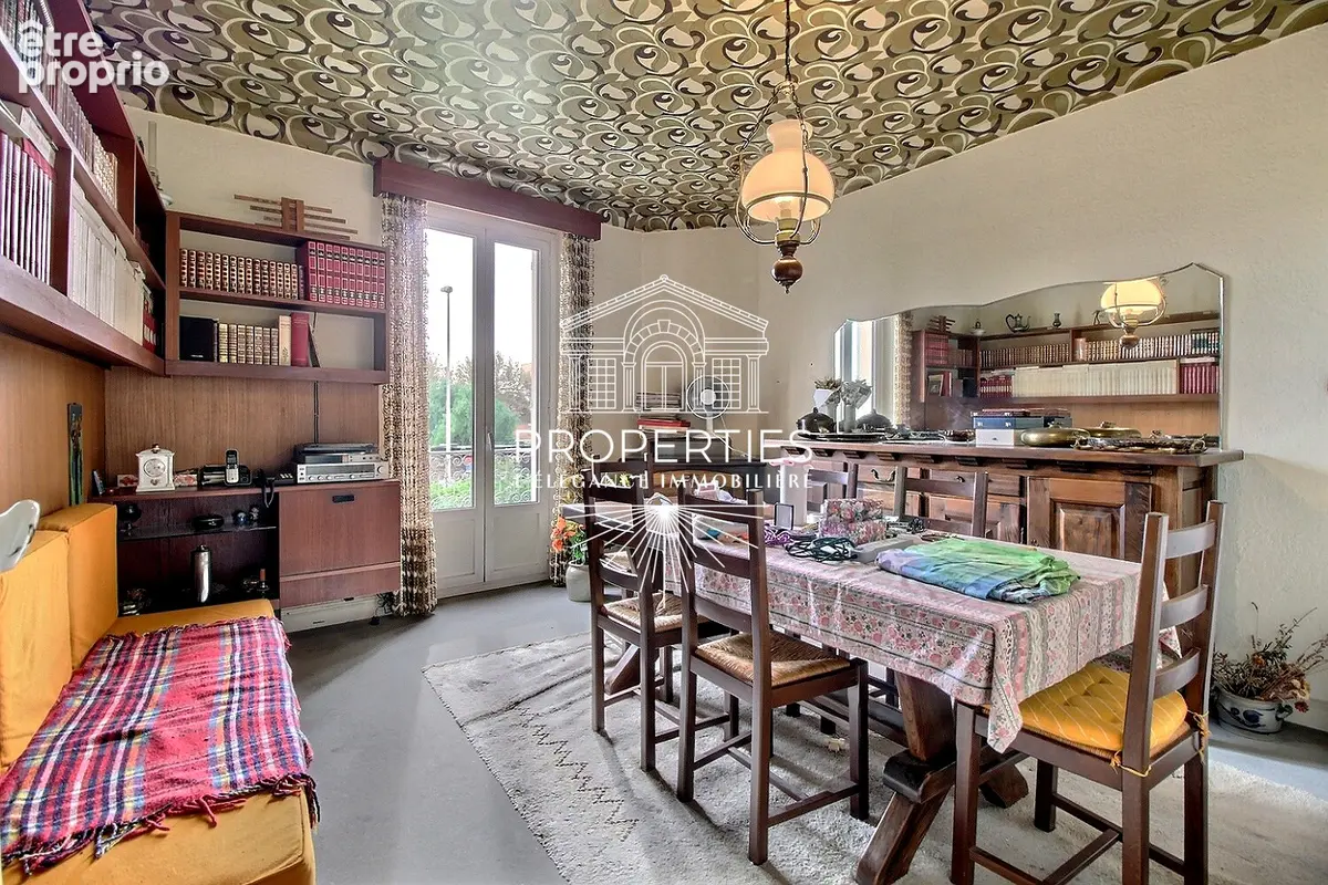 Le lavandou - lot t3 + t2 - centre ville  - rez-de-chaussee et dernier etage - photo 2