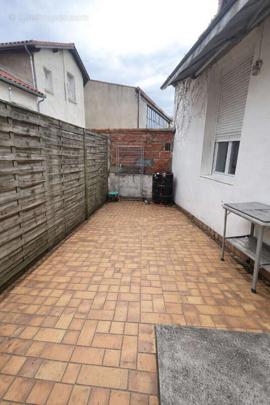 REF PETIT TRAIN5 - Appartement 4 pièces avec terrasse, cours et sous sol. - photo 11