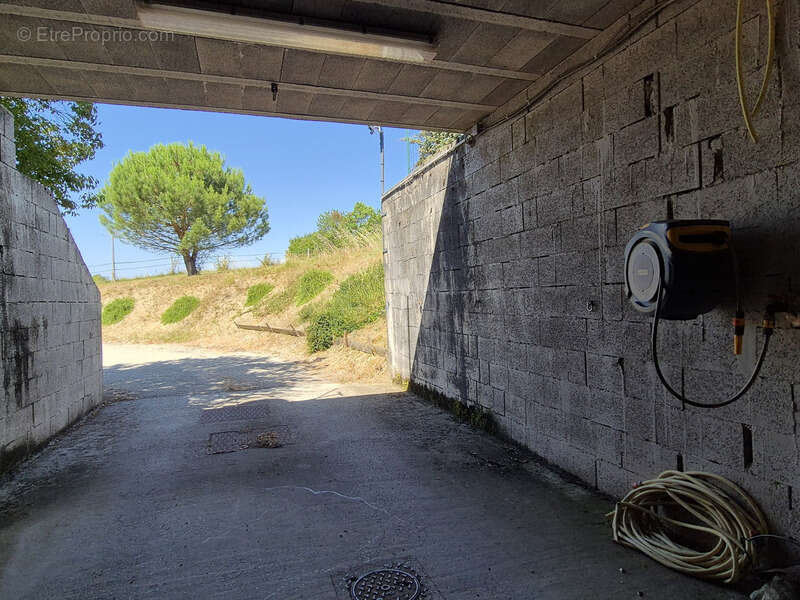 3,4 has, dépendance sécurisée de 320 m², maison plain-pied plus sous-sol, et vue dominante aux portes d'Agen - photo 23