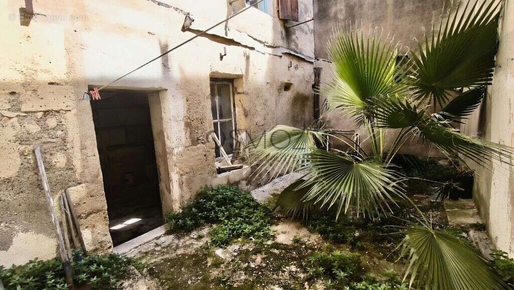 Maison de village à rénover avec cours à 6 km des plages - photo 2